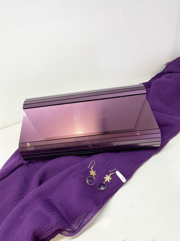 Bolso púrpura conjuntados con pendientes OH